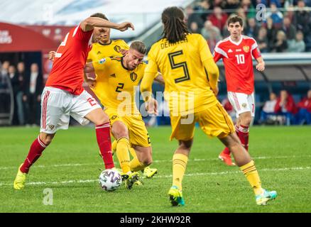 San Pietroburgo, Russia – 16 novembre 2019. Il difensore della nazionale belga Toby Alderweireld contro l'attaccante russo Artem Dzyuba durante l'UEF Foto Stock