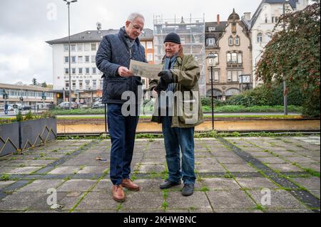 Treviri, Germania. 24th Nov 2022. L'artista triero Clas Steinmann (r) e il sindaco di Treviri Wolfram Leibe (SPD) si presentano con un piano presso il sito del memoriale previsto (Piazza porta Nigra) per coloro che sono stati uccisi in un bastone il 1 dicembre 2020. Le stele commemorative saranno erette in questo sito l'anno prossimo. Credit: Harald Tittel/dpa/Alamy Live News Foto Stock