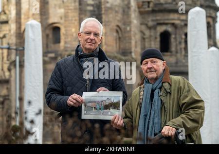 Treviri, Germania. 24th Nov 2022. L'artista triero Clas Steinmann (r) e il sindaco di Treviri Wolfram Leibe (SPD) si presentano con un piano presso il sito del memoriale previsto (Piazza porta Nigra) per coloro che sono stati uccisi in un bastone il 1 dicembre 2020. Le stele commemorative saranno erette in questo sito l'anno prossimo. Credit: Harald Tittel/dpa/Alamy Live News Foto Stock