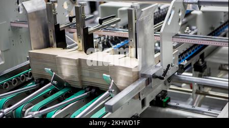 Produzione di incollatrice automatica per cartoni o imballaggi. Settore della stampa Foto Stock