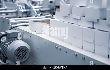 Produzione di incollatrice automatica per cartoni o imballaggi. Settore della stampa Foto Stock
