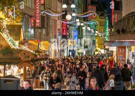 Periodo pre-natalizio a Dortmund, zona pedonale, via dello shopping Westenhellweg, molte persone vanno a fare shopping, NRW, Germania, Foto Stock