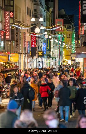 Periodo pre-natalizio a Dortmund, zona pedonale, via dello shopping Westenhellweg, molte persone vanno a fare shopping, NRW, Germania, Foto Stock