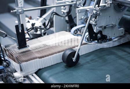 Produzione di incollatrice automatica per cartoni o imballaggi. Settore della stampa Foto Stock