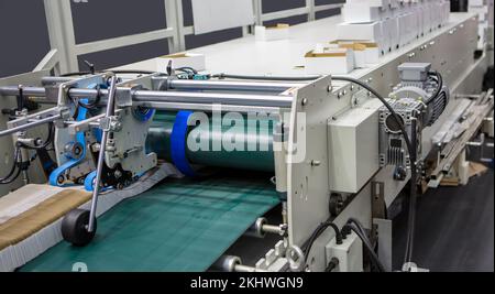 Produzione di incollatrice automatica per cartoni o imballaggi. Settore della stampa Foto Stock