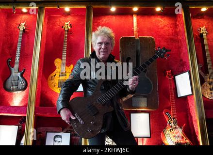 24 novembre 2022, Amburgo: Uli Salm, ospite celebrità e musicista rock, mostra il basso ' lo Zwick Pö', realizzato da un tavolo nello Zwick Pöseldorf, nella Zwick St Pauli. Il chitarrista Jens Ritter presenta alcuni dei suoi strumenti al pub di culto 'Zwick' di Amburgo-St Pauli. Le chitarre elettriche e i bassi di Ritter sono acquistati non solo da musicisti ma anche da collezionisti e musei; i suoi strumenti sono esposti anche al Metropolitan Museum of Art (New York) allo Smithsonian American Art Museum (Washington, DC) e al Technoseum (Mannheim). Foto: Marcus Brandt/dpa Foto Stock