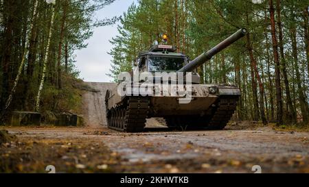 Munster, Germania. 24th Nov 2022. Un soldato slovacco guida un carro armato da guida Bundeswehr Leopard II, attraverso il terreno durante l'allenamento alla guida. La Bundeswehr sta attualmente addestrando i soldati slovacchi sul carro armato principale di battaglia di Leopard 2 A4 a Munster. Lo sfondo di questo è un anello di scambio di 15 carri armati leopardo alla Slovacchia commissionato dal governo tedesco, come la Bundeswehr ha annunciato giovedì. Credit: Philip Schulze/dpa/Alamy Live News Foto Stock