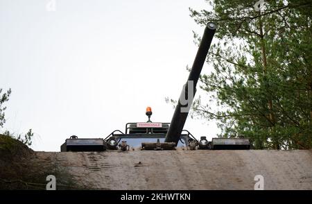 Munster, Germania. 24th Nov 2022. Un soldato slovacco guida un carro armato da guida Bundeswehr Leopard II, attraverso il terreno durante l'allenamento alla guida. La Bundeswehr sta attualmente addestrando i soldati slovacchi sul carro armato principale di battaglia di Leopard 2 A4 a Munster. Lo sfondo di questo è un anello di scambio di 15 carri armati leopardo alla Slovacchia commissionato dal governo tedesco, come la Bundeswehr ha annunciato giovedì. Credit: Philip Schulze/dpa/Alamy Live News Foto Stock