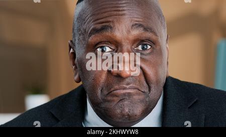Closeup estremo vecchio rugoso emotivo uomo d'affari afroamericano paura scioccato stupito Biracial paura maturo 60s uomo scuotendo testa non incerto Foto Stock
