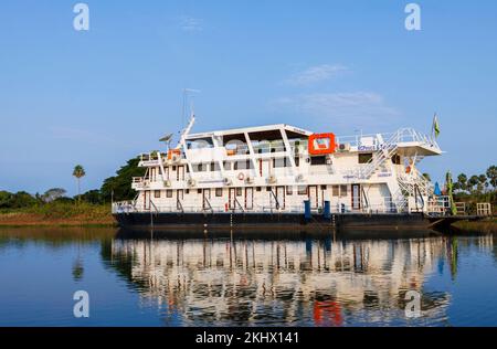Eco turismo galleggianti alberghi visti sul fiume Paraguay a Porto Jofre presso la riserva ecologica Taiama, Caceres, Pantanal nord, Mato Grosso, Brasile Foto Stock