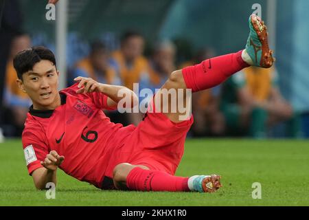 Rayan, Qatar. 23rd Nov 2022. L'Inbeom di Hwang della Repubblica di Corea durante la partita di Coppa del mondo del Qatar 2022, gruppo H, data 1, tra l'Uruguay e la Repubblica di Corea ha giocato allo Stadio di Education City il 24 novembre 2022 a Rayan, Qatar. (Foto di Bagu Blanco/PRESSINPHOTO) Credit: PRESSINPHOTO SPORTS AGENCY/Alamy Live News Foto Stock