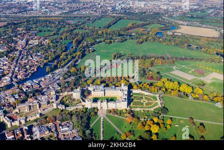 Vista aerea panoramica di Windsor ed Eton con il Tamigi in una giornata di sole con il Castello di Windsor nel primo piano Foto Stock