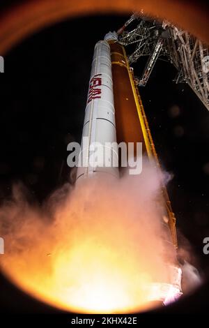 KENNEDY SPACE CENTER, FLORIDA, USA - 16 Novembre 2022 - liftoff! Il sistema Space Launch della NASA che trasporta la navicella spaziale Orion si solleva dal pad al lancio Foto Stock