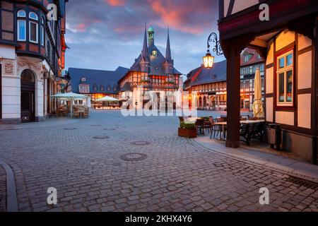 Wernigerode, Germania. Immagine del centro storico di Wernigerode, Germania, con il vecchio municipio all'alba estiva. Foto Stock