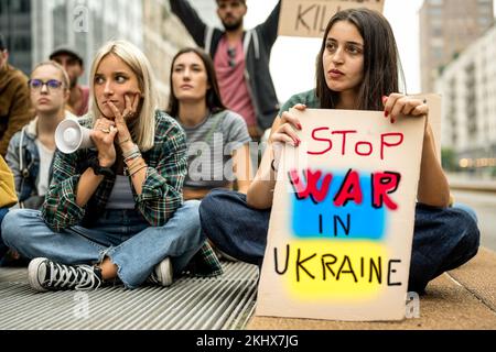 Fermare la guerra in Ucraina, le proteste contro il conflitto europeo, il movimento pacifista per le strade, vessare la pace ora fermare la guerra e lo slogan pacifista Foto Stock