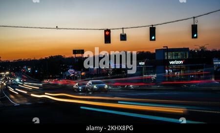 NORWALK, CT, USA - 23 NOVEMBRE 2022: Giorno serale occupato di Post Road prima del giorno di Thanksgiovig con i colori bei del tramonto sul cielo Foto Stock