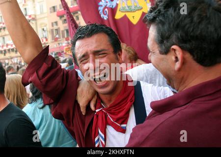 Abitanti di Siena dopo le corse annuali di cavalli a Siena chiamato Palio in Italia. vvvbvanbree fotografie. Foto Stock