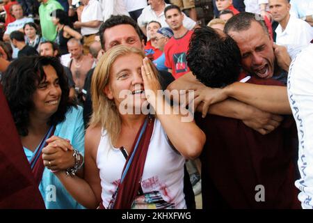 Abitanti di Siena dopo le corse annuali di cavalli a Siena chiamato Palio in Italia. vvvbvanbree fotografie. Foto Stock