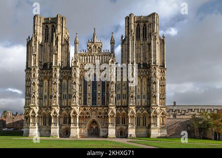 La splendida facciata ovest della Cattedrale di Wells Foto Stock