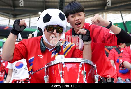 Al Rayyan, Qatar. 24th Nov 2022. I fan reagiscono prima della partita di gruppo H tra Uruguay e Corea del Sud in occasione della Coppa del mondo FIFA 2022 allo stadio Education City di al Rayyan, Qatar, 24 novembre 2022. Credit: Zheng Huansong/Xinhua/Alamy Live News Foto Stock