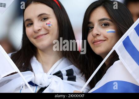 Al Rayyan, Qatar. 24th Nov 2022. I fan reagiscono prima della partita di gruppo H tra Uruguay e Corea del Sud in occasione della Coppa del mondo FIFA 2022 allo stadio Education City di al Rayyan, Qatar, 24 novembre 2022. Credit: Han Yan/Xinhua/Alamy Live News Foto Stock