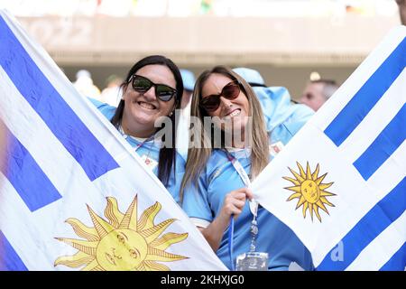 Al Rayyan, Qatar. 24th Nov 2022. I fan reagiscono prima della partita di gruppo H tra Uruguay e Corea del Sud in occasione della Coppa del mondo FIFA 2022 allo stadio Education City di al Rayyan, Qatar, 24 novembre 2022. Credit: Zheng Huansong/Xinhua/Alamy Live News Foto Stock