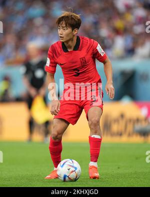 Rayan, Qatar. 23rd Nov 2022. Kim Jinsu della Repubblica di Corea durante la partita di Coppa del mondo del Qatar 2022, gruppo H, data 1, tra l'Uruguay e la Repubblica di Corea ha giocato al Education City Stadium il 24 novembre 2022 a Rayan, Qatar. (Foto di Bagu Blanco/PRESSINPHOTO) Credit: PRESSINPHOTO SPORTS AGENCY/Alamy Live News Foto Stock