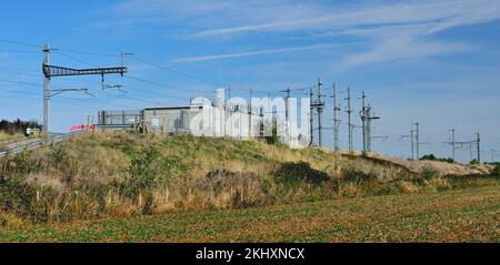 Elettrificazione della grande linea ferroviaria occidentale presso la sottostazione Christian Malford, nel Wiltshire. Foto Stock