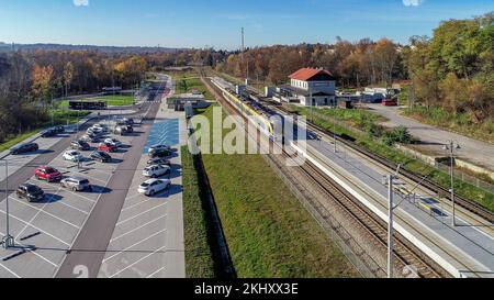 Cracovia, Polonia - 31 ottobre 2022: Treno sulla nuova piccola stazione ferroviaria modernizzata nel quartiere di Swoszowice a Cracovia, per treni veloci e regionali Foto Stock