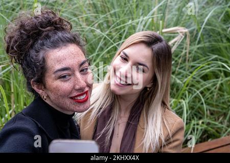 Primo piano di un autoritratto con due giovani uomini d'affari, concetto di tonalità della pelle diversi Foto Stock