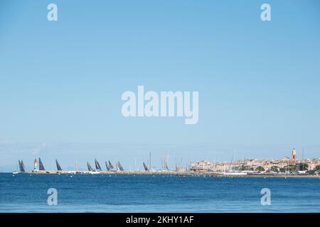 Barche a vela che regano per Voiles de Saint-Tropez, in Costa Azzurra, Francia, Europa. Foto Stock