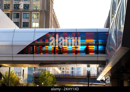 Adams Plaza Bridge con colorate opere d'arte di Camille Walala a Crossrail Place, Canary Wharf, Londra, Regno Unito Foto Stock