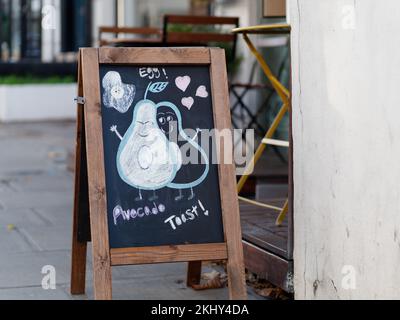 Tavola menu con disegno dipingere uovo di avocado e toast Foto Stock