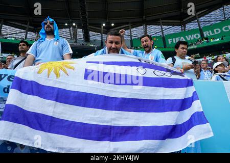 Rayan, Qatar. 23rd Nov 2022. Fan dell'Uruguay durante la partita di Coppa del mondo del Qatar 2022, gruppo H, data 1, tra l'Uruguay e la Repubblica di Corea ha giocato allo stadio Education City il 24 novembre 2022 a Rayan, Qatar. (Foto di Bagu Blanco/PRESSINPHOTO) Credit: PRESSINPHOTO SPORTS AGENCY/Alamy Live News Foto Stock