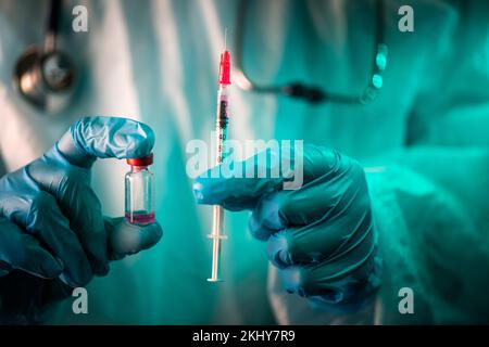 Medico guanto di mano blu flaconcino vaccino ipodermico siringa iniezione trattamento. Test di laboratorio di immunizzazione e concetto di vaccinazione. cura di insulina del farmaco Foto Stock