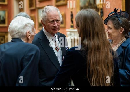 Re Carlo III durante un pranzo per i membri dell'Ordine del merito a Buckingham Palace, Londra. Data immagine: Giovedì 24 novembre 2022. Foto Stock