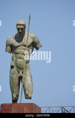 Statua di Daedalus di Igor Mitoraj che domina il sito archeologico delle rovine di Pompei, Campania, Italia Foto Stock