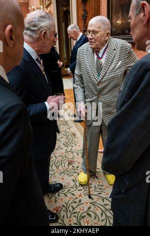 Re Carlo III parla con David Hockney durante un pranzo per i membri dell'Ordine del merito a Buckingham Palace, Londra. Data immagine: Giovedì 24 novembre 2022. Foto Stock