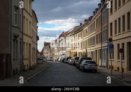 Wismar, Meclemburgo-Vorpommern, Germania - città vecchia restaurata della città anseatica di Wismar, edifici residenziali restaurati, strade con ciottoli Foto Stock