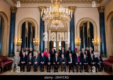 (Riga posteriore, da sinistra a destra) Dr Venki Ramakrishnan, Professor Margaret Macmillan, Professor Dame Elizabeth Anionwu, Professor Sir Magdi Yacoub, il Rt Hon Lord Danzi di Debham, Sir David Adjaye, Baronessa Benjamin, Sir Paul Nurse e il Rt Hon Lord Janvrin, e (prima fila, da sinistra a destra, David Hockney) Il Rt Hon Jean Chretien, Sir Timothy Berners-Lee, Sir David Attenborough, Sir Tom Stoppard, Lord Foster of Thames Bank, re Carlo III, il professor Sir Roger Penrose, Lord Rothschild, il Rev. E Rt Hon Lord Eames, Lord Rees of Ludlow e Neil MacGregor, posa per una foto di gruppo a un pranzo Foto Stock