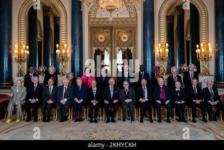 (Riga posteriore, da sinistra a destra) Dr Venki Ramakrishnan, Professor Margaret Macmillan, Professor Dame Elizabeth Anionwu, Professor Sir Magdi Yacoub, il Rt Hon Lord Danzi di Debham, Sir David Adjaye, Baronessa Benjamin, Sir Paul Nurse e il Rt Hon Lord Janvrin, e (prima fila, da sinistra a destra, David Hockney) Il Rt Hon Jean Chretien, Sir Timothy Berners-Lee, Sir David Attenborough, Sir Tom Stoppard, Lord Foster of Thames Bank, re Carlo III, il professor Sir Roger Penrose, Lord Rothschild, il Rev. E Rt Hon Lord Eames, Lord Rees of Ludlow e Neil MacGregor, posa per una foto di gruppo a un pranzo Foto Stock