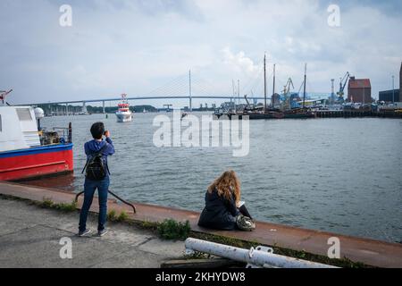 Stralsund, Mecklenburg-Vorpommern, Germania - Porto di Stralsund, MV Werften Wismar-Rostock-Stralsund sul retro. Dal marzo 2016, la nave da crociera yar Foto Stock