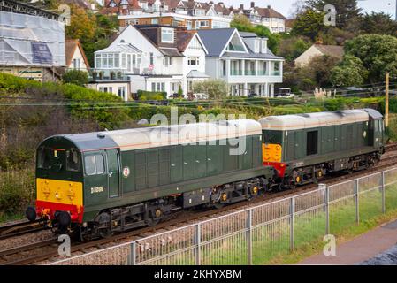 Chalkwell, Southend on Sea, Essex, Regno Unito. 24th Nov 2022. La società di gestione ferroviaria Locomotive Services Ltd ha eseguito locomotive diesel di classe 20 vintage in tutta la rete ferroviaria del Regno Unito su viaggi di apprendimento per qualificare gli equipaggi per effettuare viaggi locomotive speciali a vapore imminenti. Una di queste è prevista per il 9th dicembre, che va da Shoeburyness a Chichester, per la quale l'equipaggio deve conoscere tutti gli aspetti del percorso per conformarsi ai requisiti di sicurezza. I diesel di classe 20 risalgono agli anni '1960s e fanno parte di una flotta di locomotive a vapore e diesel d'annata Foto Stock