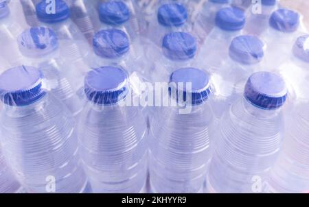 Confezione di bottiglie d'acqua piccole termoretraibili. Concetto di inquinamento delle bottiglie d'acqua in plastica Foto Stock