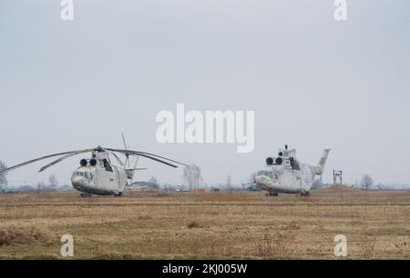 relitto di vecchi elicotteri militari Foto Stock