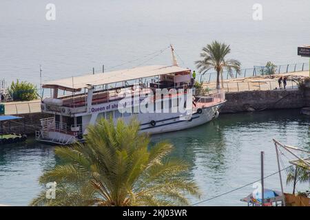 4 Nov 2022 la vista di una piccola marina e barche sul mare sul mare di Galilea da un balcone del Caesar Hotel a Tiberias una città sul wes Foto Stock