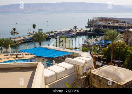 4 Nov 2022 la vista sul mare e sul mare di Galilea da un balcone del Caesar Hotel a Tiberiade una città sulla costa occidentale del lago Foto Stock