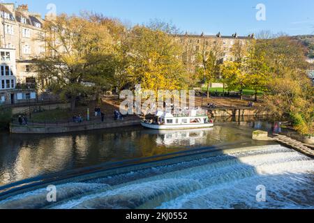 Tour in battello di Pulteney Cruisers a Pulteney Weir sul fiume Avon a Bath Spa, Somerset, Inghilterra, Regno Unito Foto Stock