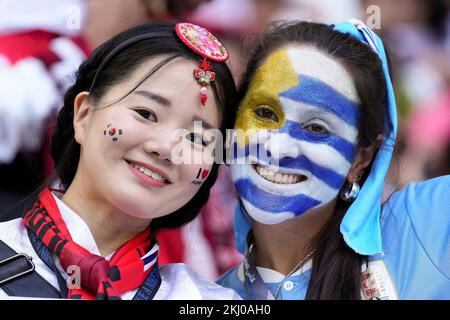 Al Rayyan, Qatar. 24th Nov 2022. I fan reagiscono prima della partita di gruppo H tra Uruguay e Corea del Sud in occasione della Coppa del mondo FIFA 2022 allo stadio Education City di al Rayyan, Qatar, 24 novembre 2022. Credit: Zheng Huansong/Xinhua/Alamy Live News Foto Stock