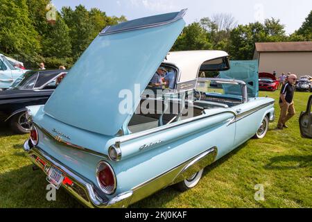 A Powder Blue 1959 Ford Fairlane 500 Galaxie Skyliner aperto per l'esposizione ad un salone di auto a Fort Wayne, Indiana, USA. Foto Stock